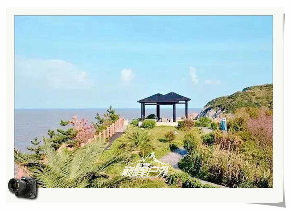 站在望夫崖上环顾四周岛上群山叠峦,海域岛礁棋布而从这儿向远处眺望