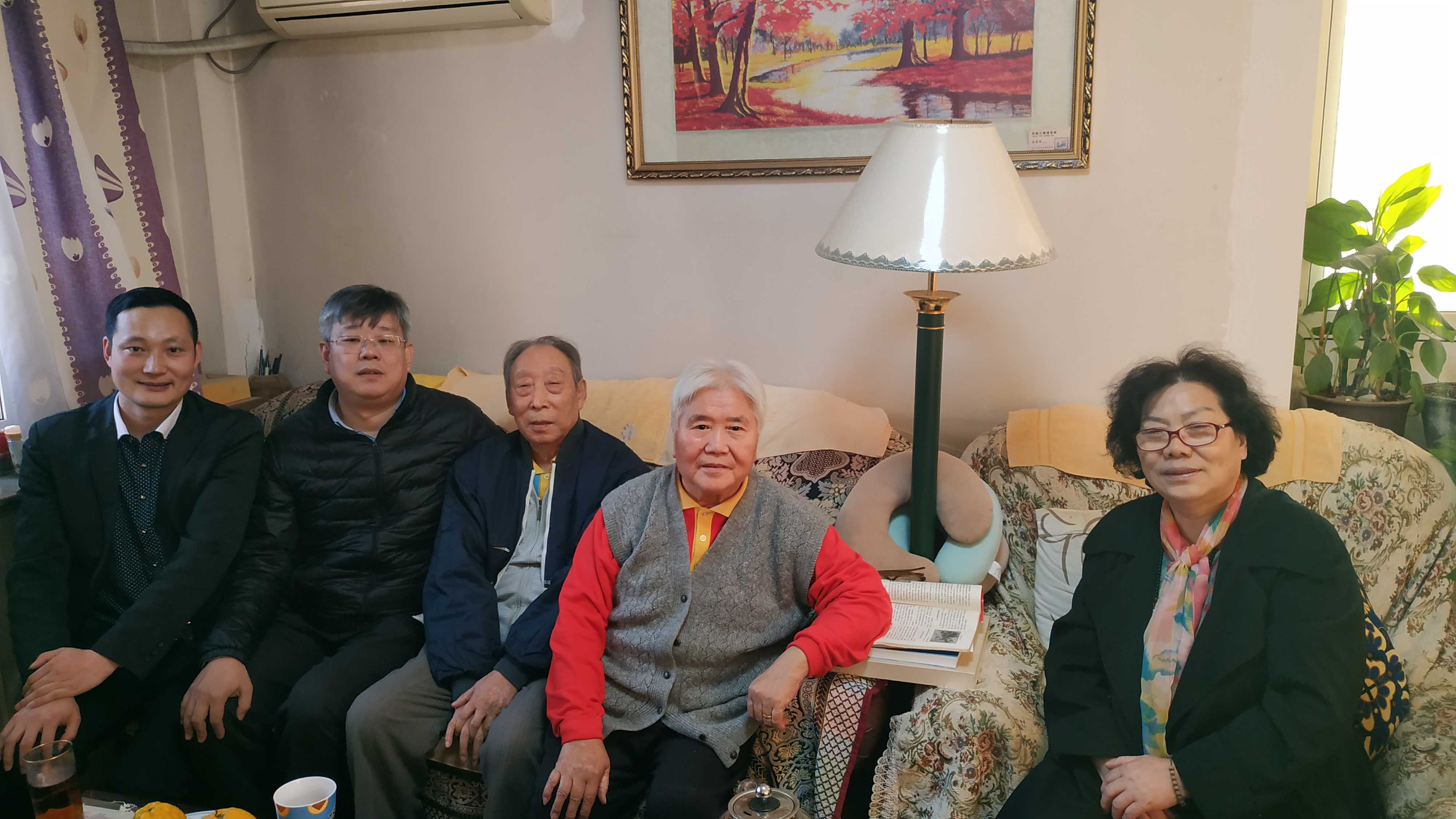 商会一行拜访国家商务部原副司长郑学良夫妇(袓籍郧阳谭山)合影留念