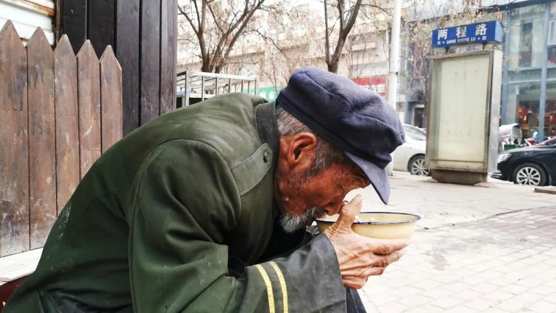 街头乞讨的嵩县大爷,称讨两块钱舀碗热汤喝,到饭店之后剧情如此反转