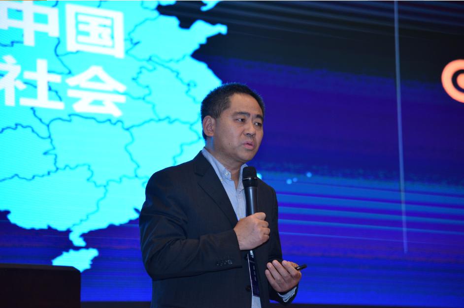 王新忠副总裁发表主旨报告《数据驱动下的智慧城市思考》