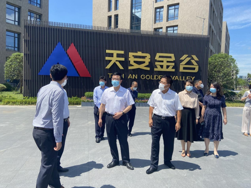 7月4日，区长李谦、副区长陈容等一行考察天安金谷科技园