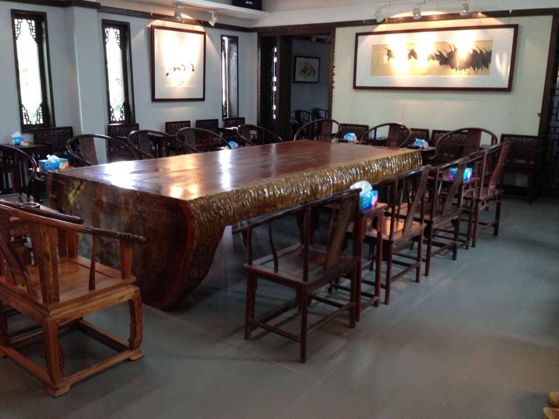金龟堂内超过一千年的缅甸花梨木-桌子