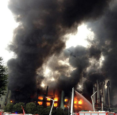 2013年1月3日，温州消防官兵在宏得利皮革厂的火灾现场灭火图片