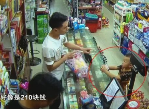 昆明6岁失踪男童赵杰失踪前在超市购物图片