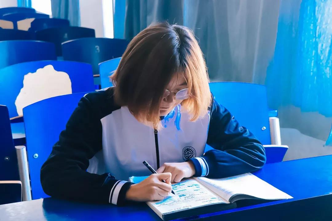 校服