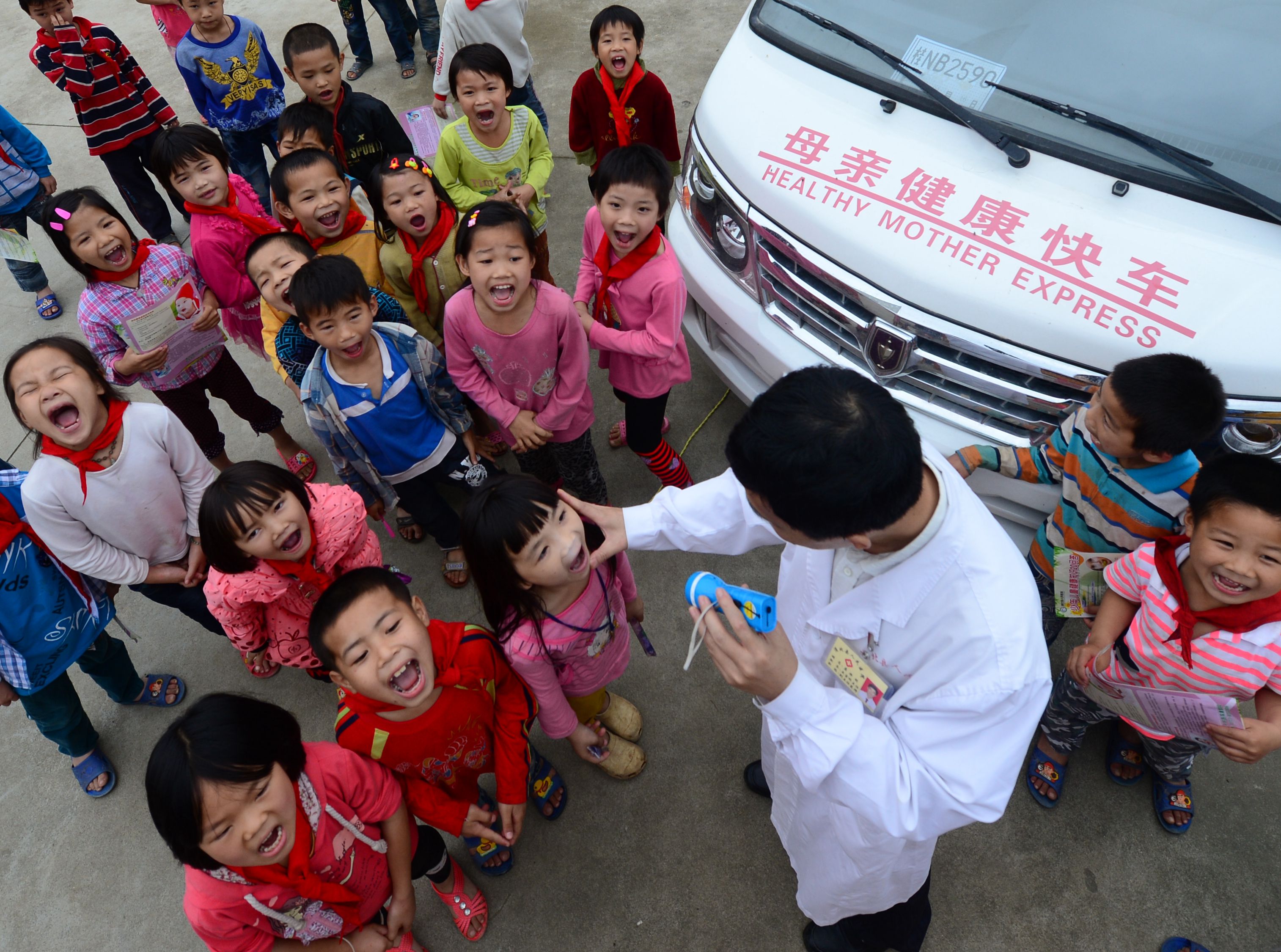 广西蒲北县龙门镇双湾村小学给孩子们免费健康体检