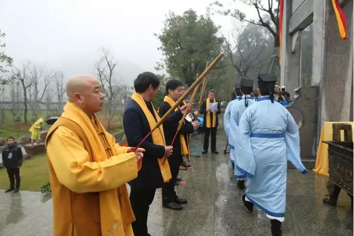 钱明先生,何俊杰先生,马成永先生,净芳大和尚,王绍磊先生上香