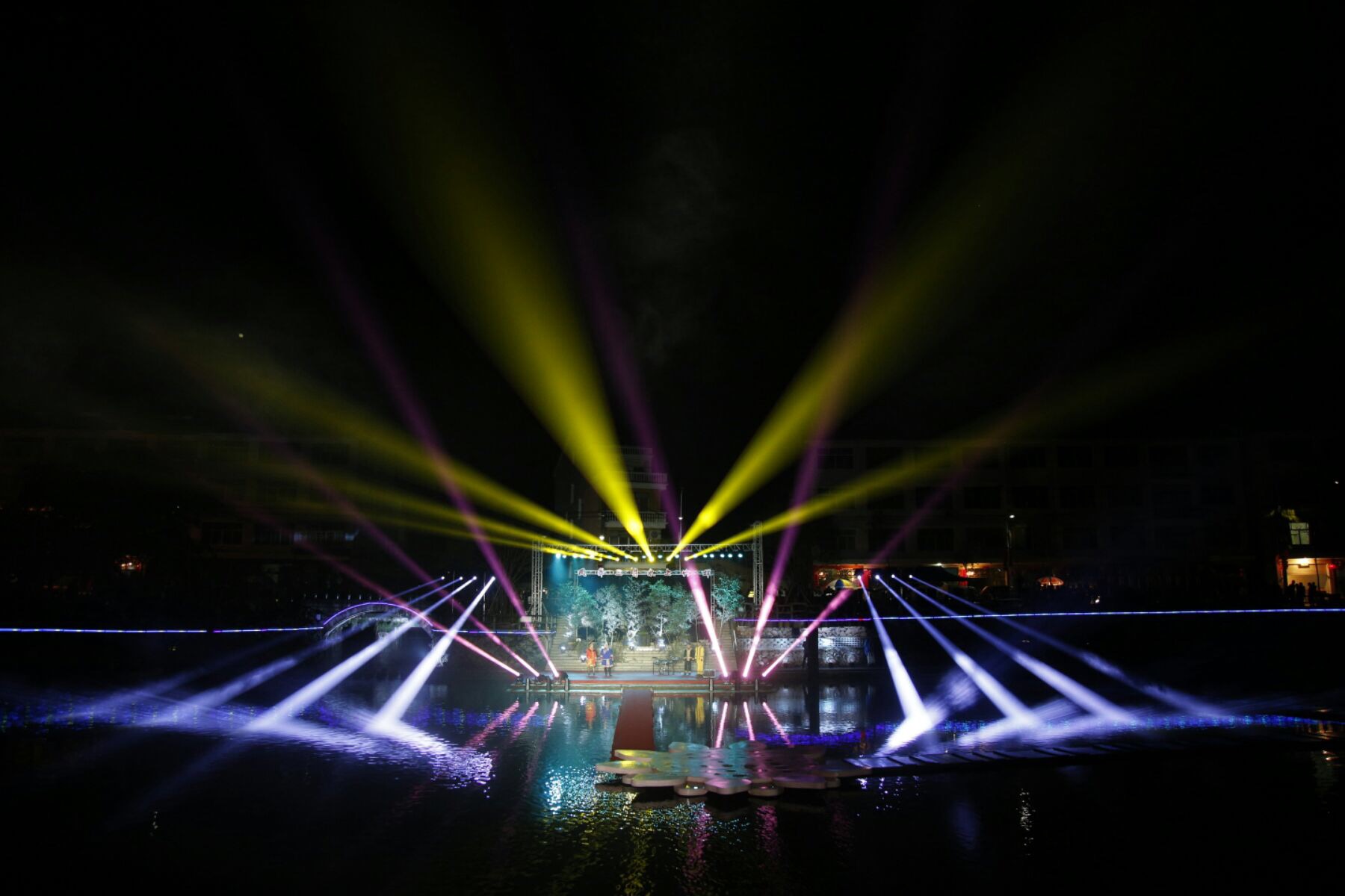 浙江省龙泉畲乡，在水的一方，舞台音响、灯光