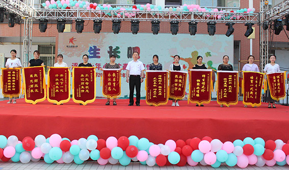 毕业生家长向学校赠送锦旗