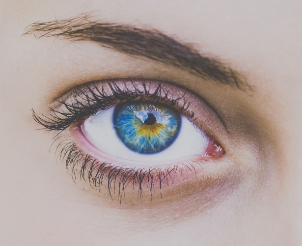 blue-eye-of-woman-1512801825ECS