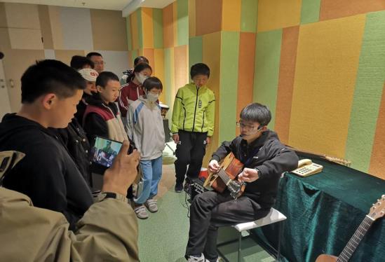 中科院“翱翔计划”志愿者正在讲解吉他的发声原理