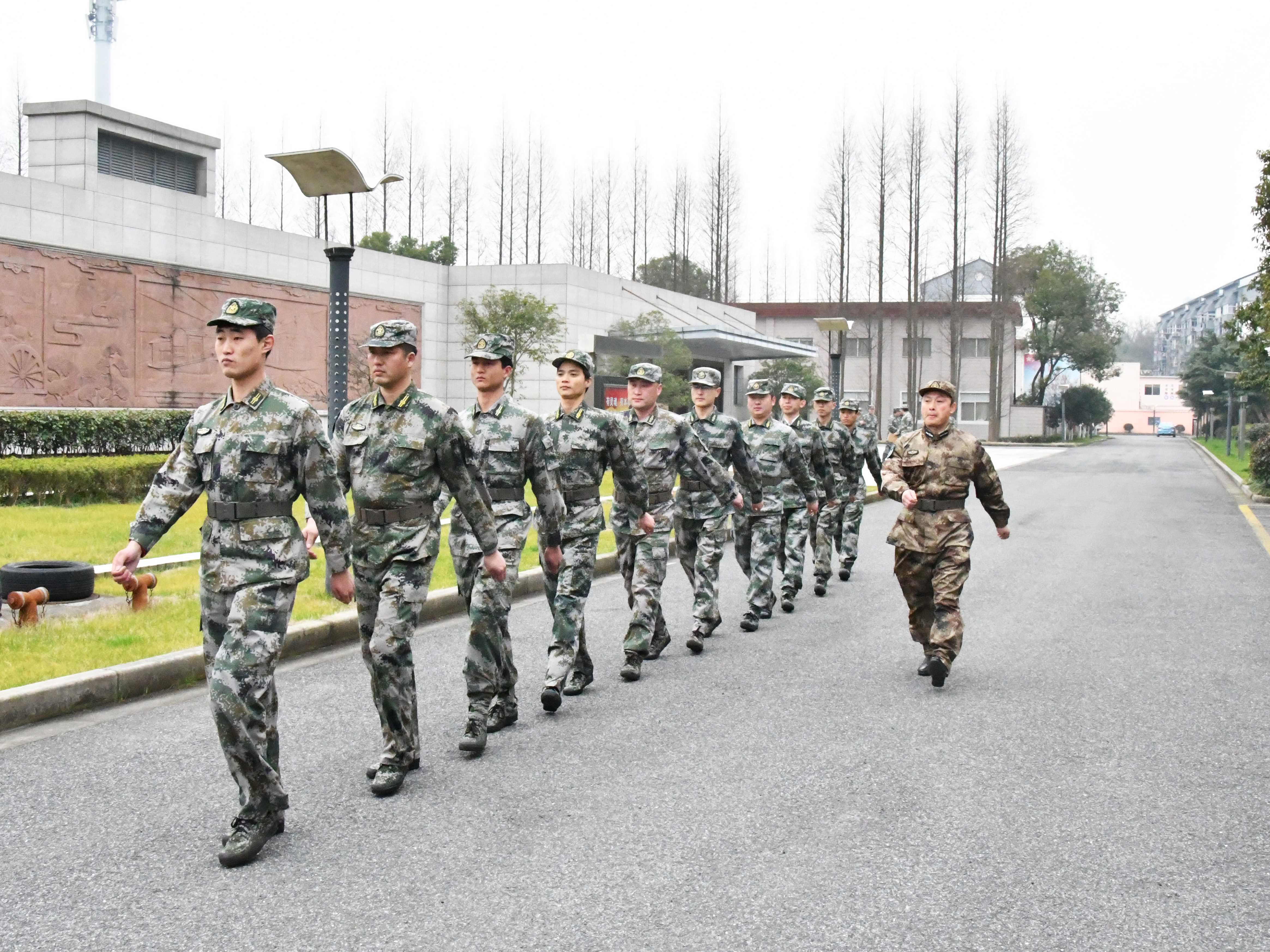 景鸿集团人民武装部开展军事日活动