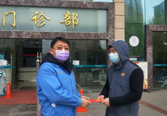 D:\個人重要資料(勿刪)\Administrator\桌面\2020-4-7宜昌紡機工會在疫情期間對困難職工進行專項幫扶慰問\關巍慰問王蕭雨.jpg