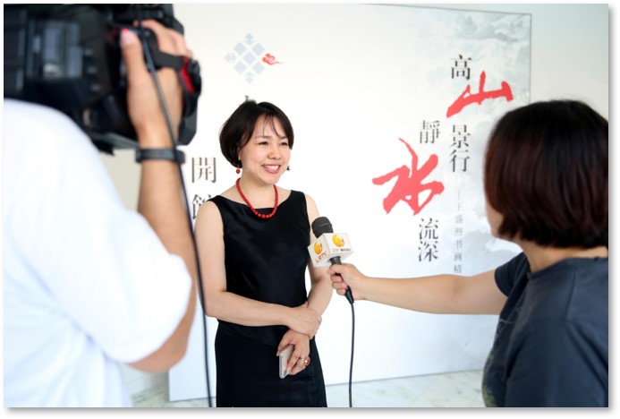 馆长刘瀛女士接受记者采访