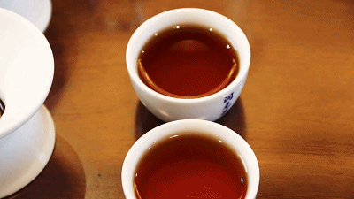 熟茶红浓的汤色容易给人火热的心理暗示