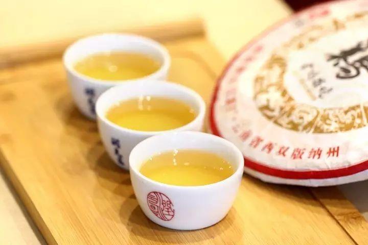 润元昌2017年金鸡报晓青饼普洱生茶生肖系列