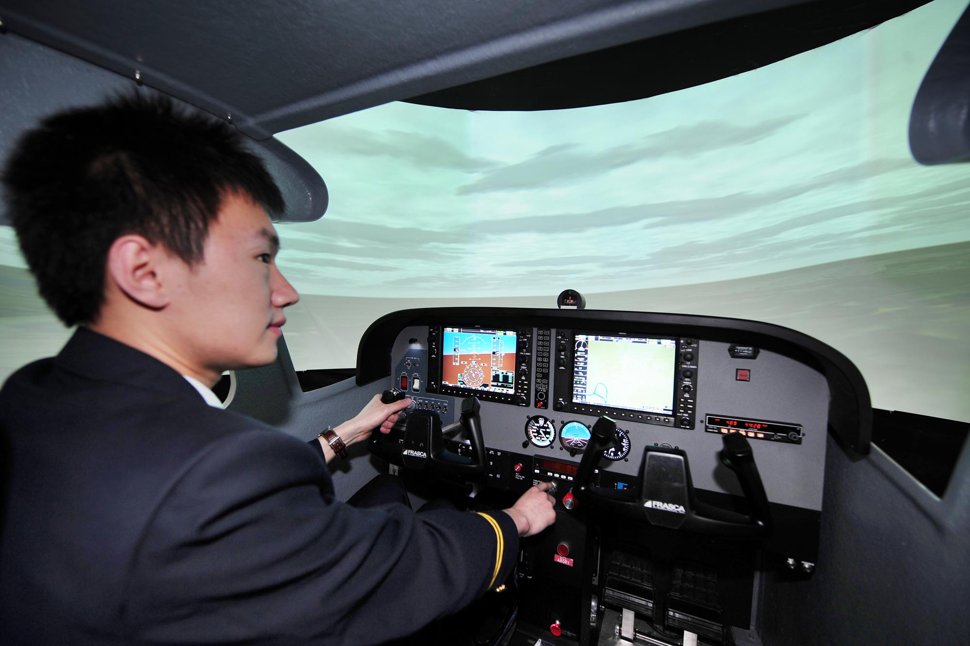 CYY_0408-6274学员在飞行模拟机上进行仿真训练。-记者陈勇摄