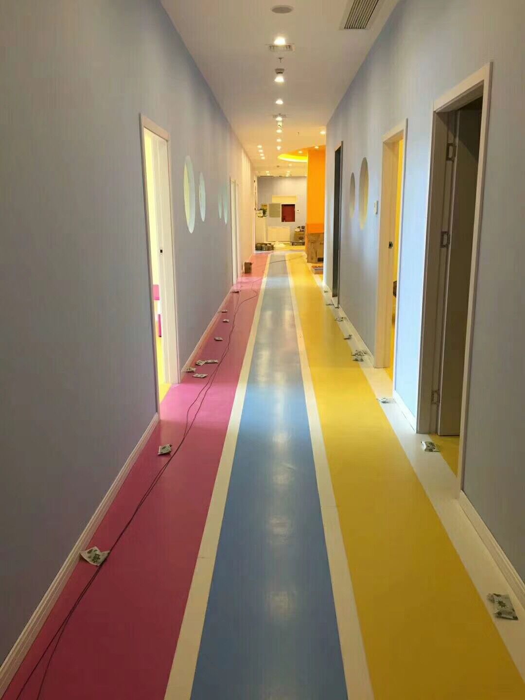 幼儿园地面装修深受欢迎的pvc塑胶地板，你选对了吗_华德装饰设计