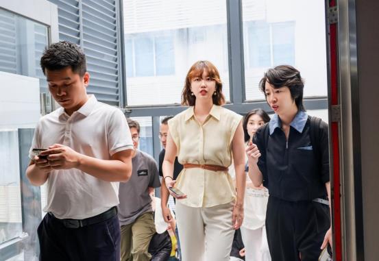 人们站在一起
中度可信度描述已自动生成