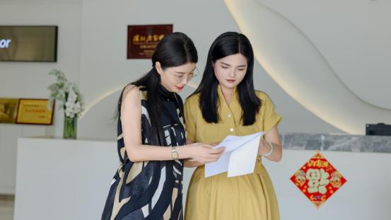 穿裙子的女人
描述已自动生成