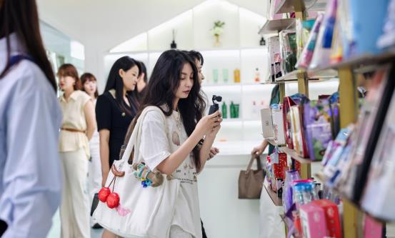 女人站在冰箱旁
低可信度描述已自动生成