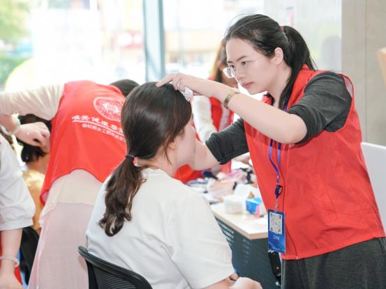 女人抱着女孩
中度可信度描述已自动生成