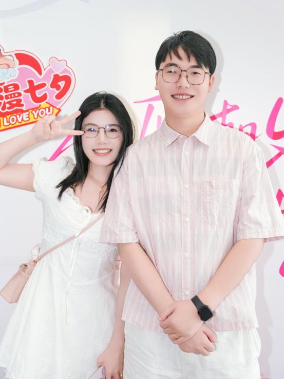 人穿着裙子站在一起
描述已自动生成