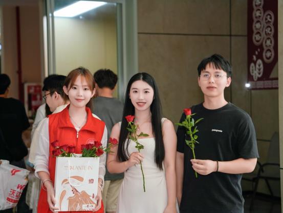 一群人站在室内合影
中度可信度描述已自动生成