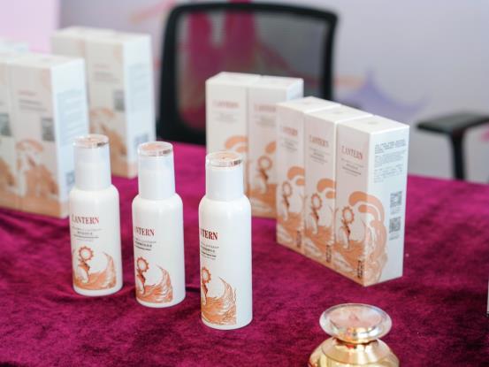 桌子上放着许多瓶子
描述已自动生成