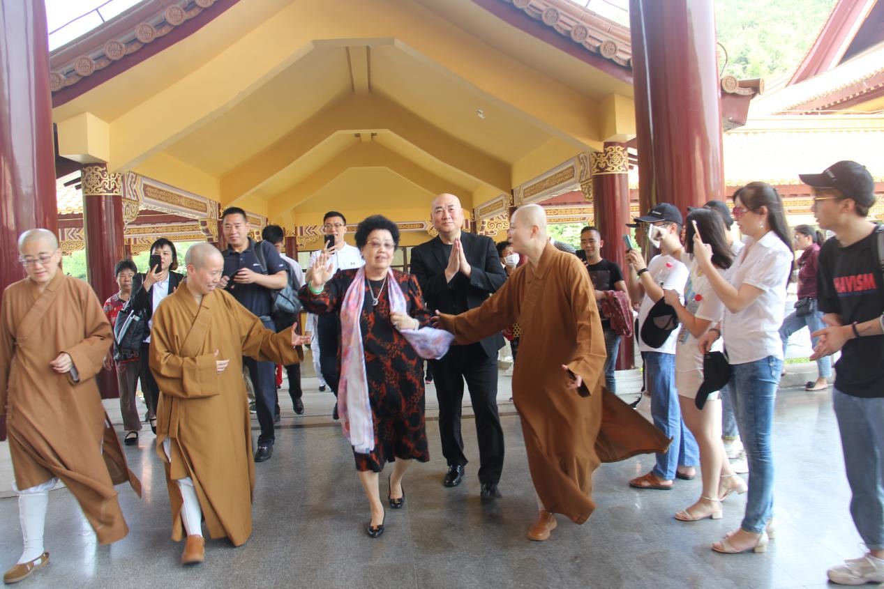 大觉寺都监妙士法师等僧侣欢迎陈馆长及迟副馆长