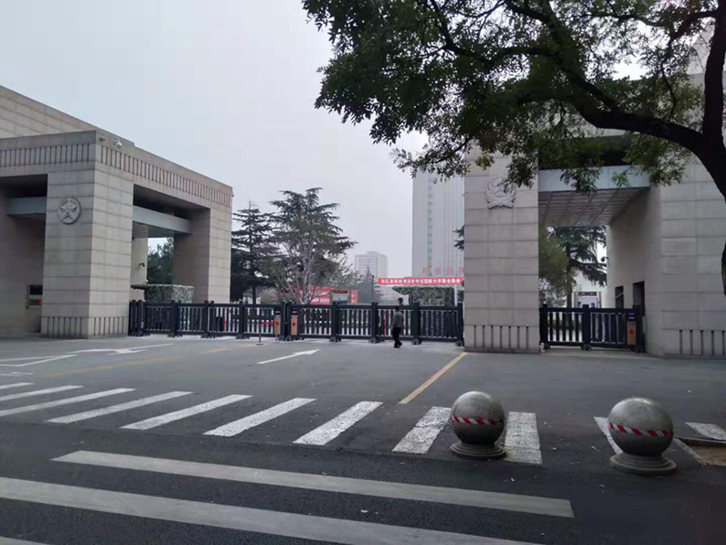 鸣谢北京国防大学联合学院选择中隆柱邦伸缩门