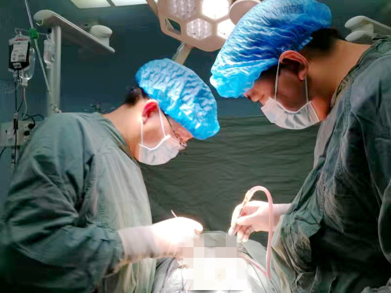3201威尼斯人官网成功完成了一例多发胸椎黄韧带骨化占位切除术