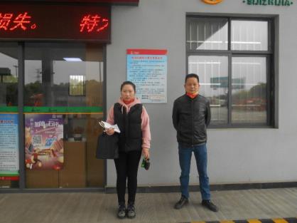 男人和女人走在商店前

描述已自動生成