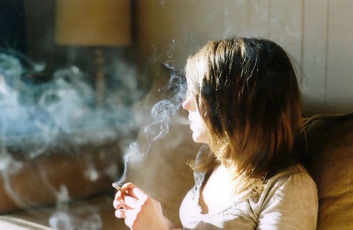 女性吸烟