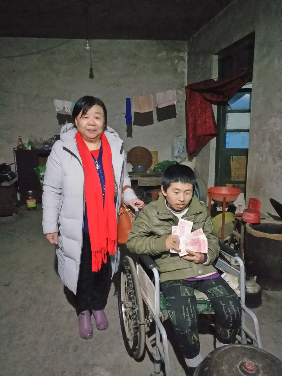 武邑县女企业家协会全体会员下乡慰问贫困家庭