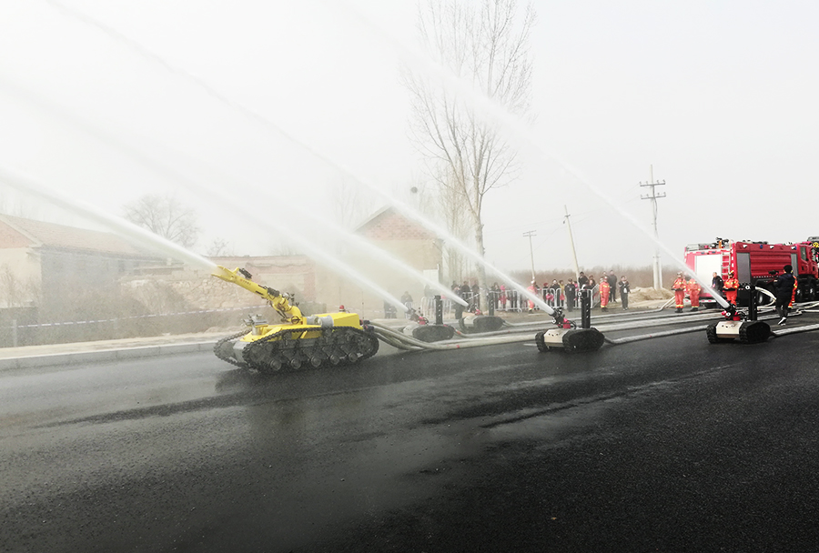 大流量消防机器人全力出击