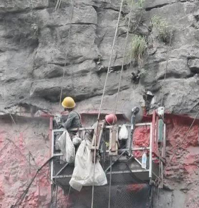 工人们在崖壁上工作