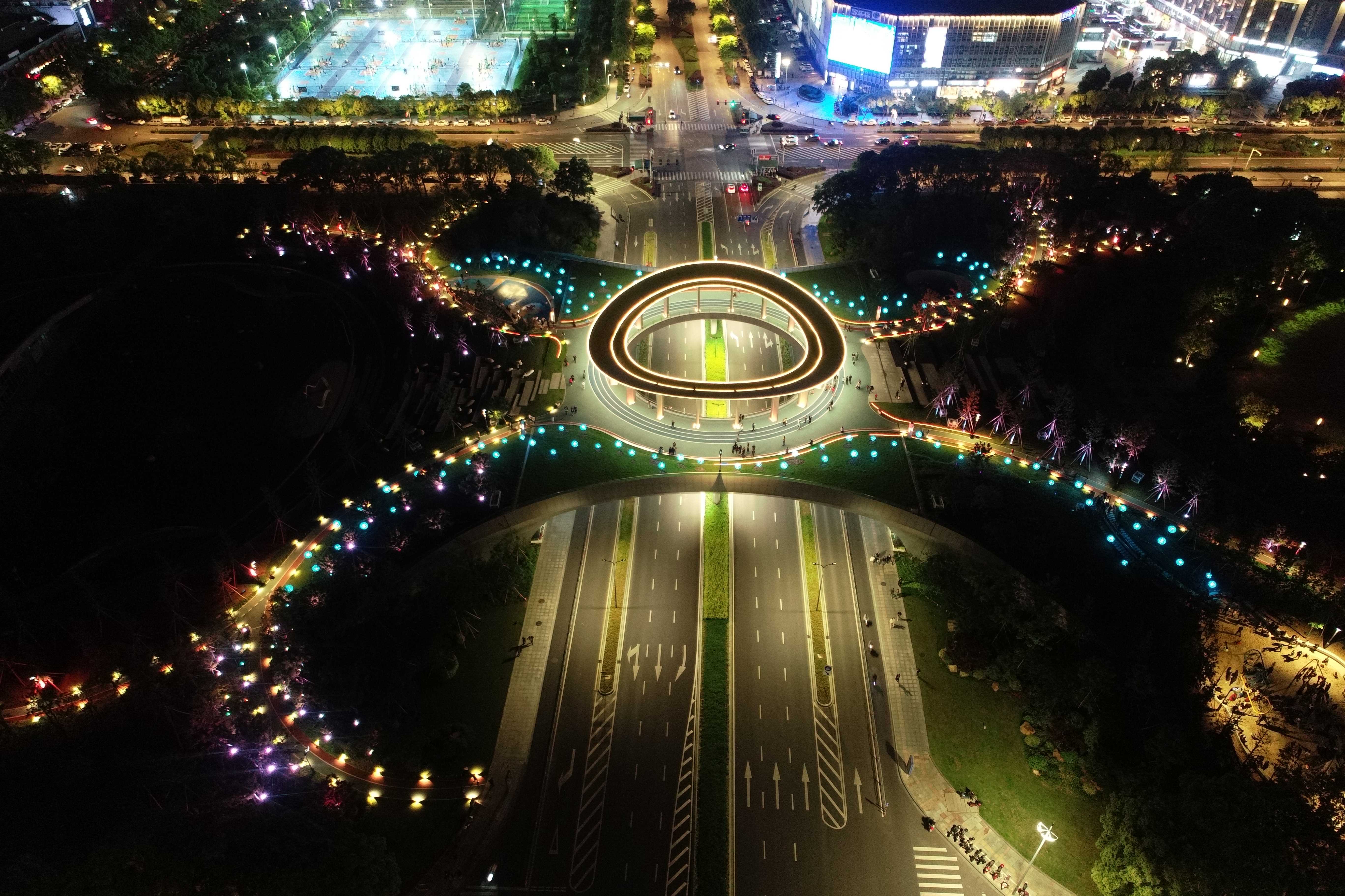 2、长江路过街绿廊工程：工程俯视图-夜景