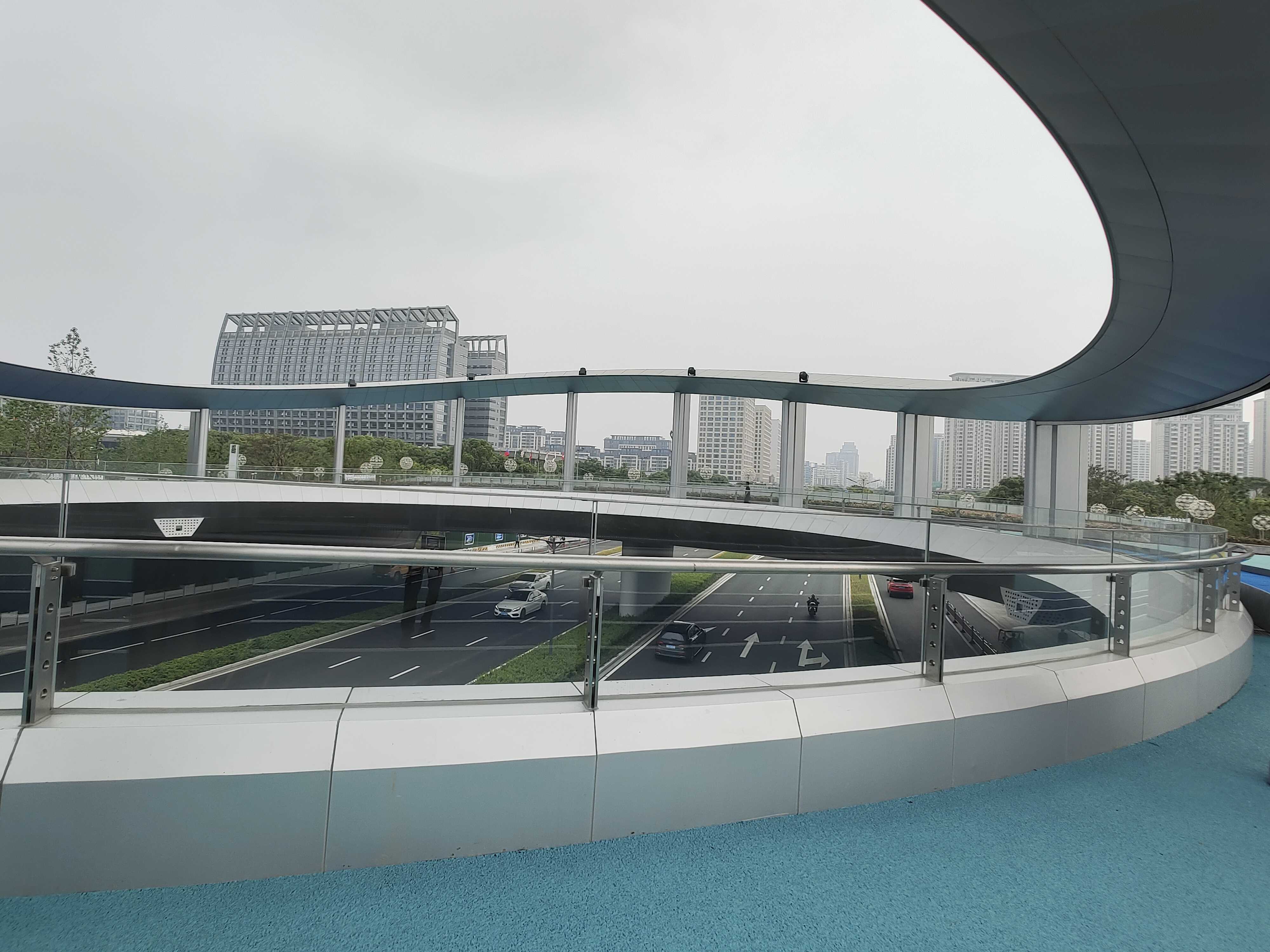 10、长江路过街绿廊工程：考虑景观效果，桥上设置通透性较好的玻璃栏杆