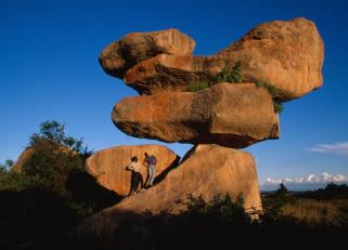 epworth-balancing-rocks-tourists-near-harare-zimbabwe-formed-by-erosion-and-weathering-along-weak-joints-of-granite-MFFTCN