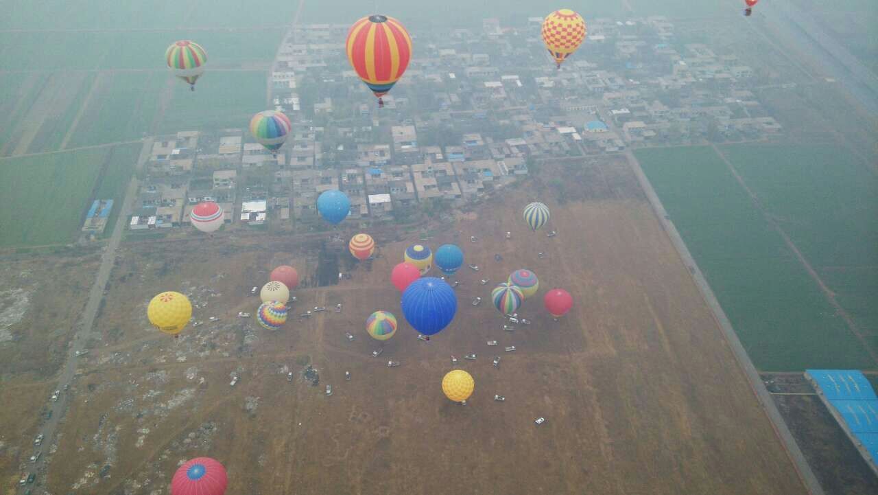 2014年全國熱氣球錦標賽中熱氣球起飛場面