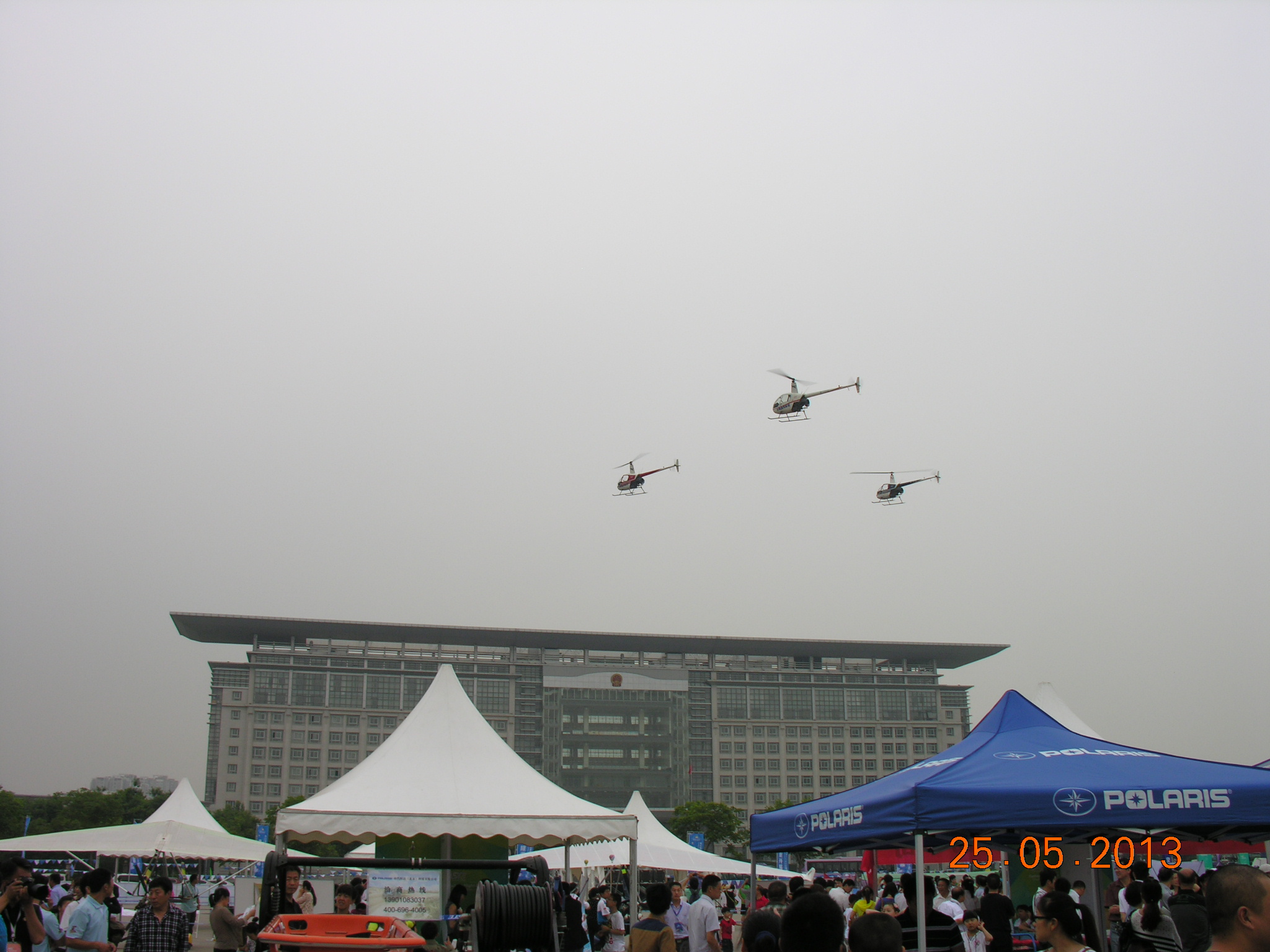第五屆航空運動節上安陽航校飛行員傅廷方、張志強、馬鵬駕駛R22型直升機為廣大市民做飛行表演。