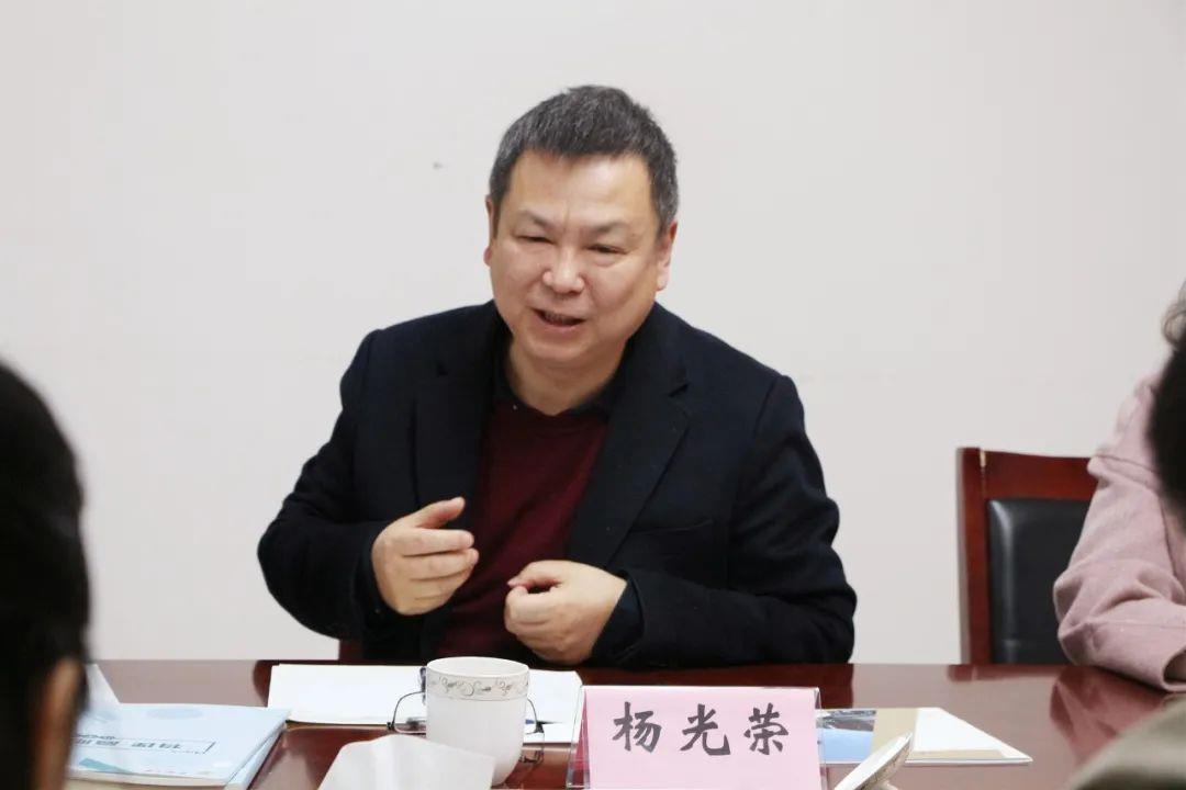 西川中学校长杨光荣