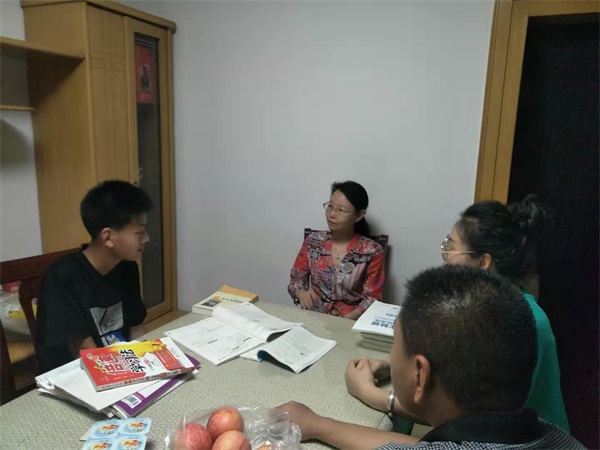 5初级中学副校长王玉与学生交流学习方法并指导学生制定暑期计划