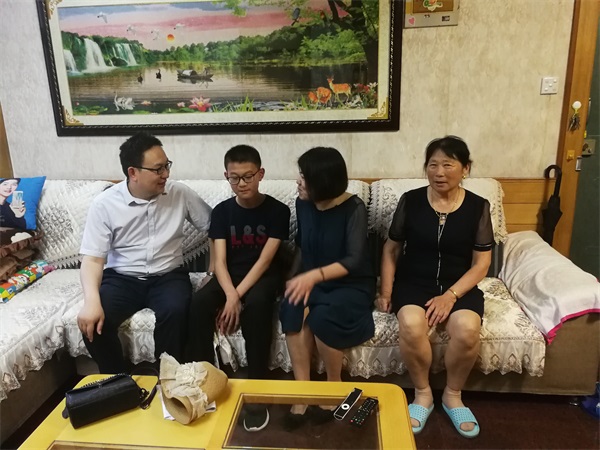 7年级副主任蔡宏和唐云萍老师鼓励学生争做阳光少年