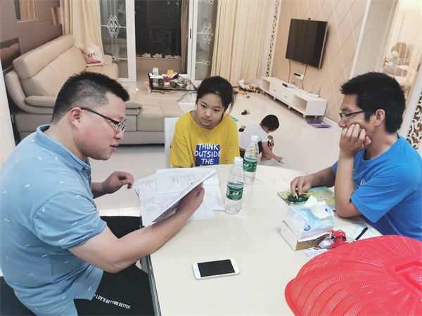 9年级副主任孙峰对学生进行数学学科的学法指导