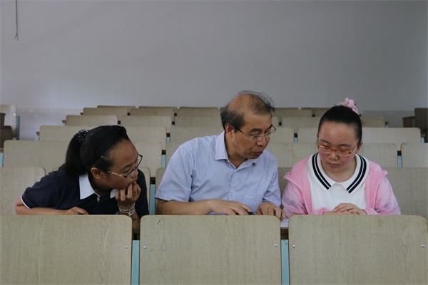 01教授级高级教师、江苏省数学特级教师、副校长张顺和给学生答疑