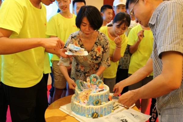 26.主编任一娟为七月过生日的同学分蛋糕