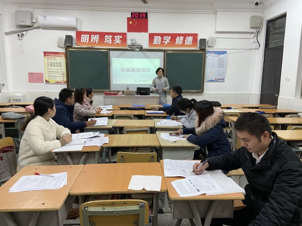 18李秀梅老师在示范备课