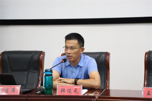 学校德育工作分管校长韩俊元依据朱斌提出的"知理明礼,强体健魄,博雅